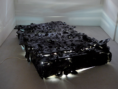 Pièce Montée, 2010 Sculpture, plâtre, fleurs de cimetière, bois, goudron et néon. Dimension variable