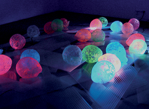 Carnival, 2010. Plaques de carbonate alvéolaire, néons lumière noire, gélatine colorée, 500 x 300 x 30 cm