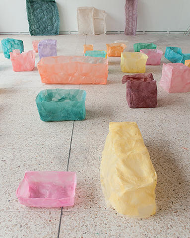 Sans titre, 2012 Ensembles de pièces, feuilles de riz, dimensions variables.