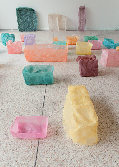 Sans titre, 2012 Ensembles de pièces, feuilles de riz, dimensions variables.