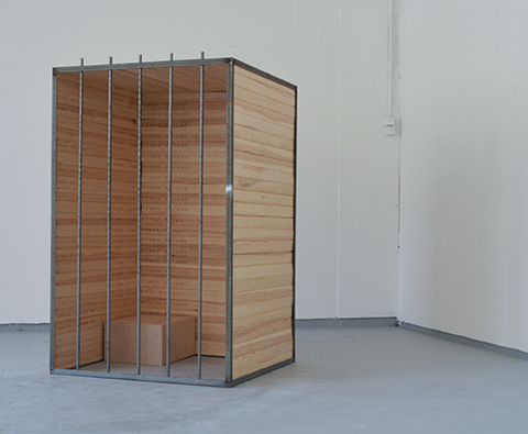 Œil pour œil, dent pour dent, 2011 Lambris verni, métal, 170 x 110 cm