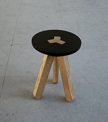 Tabouret 3.1, 2013 Piètement en chêne, assise en contre plaqué tourné. Emboîtement de l’assise avec un piètement composé de trois pièces