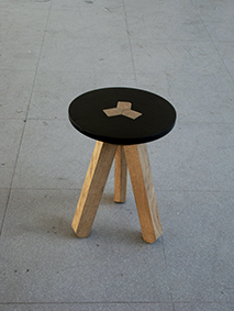 Tabouret 3.1, 2013 Piètement en chêne, assise en contre plaqué tourné. Emboîtement de l’assise avec un piètement composé de trois pièces