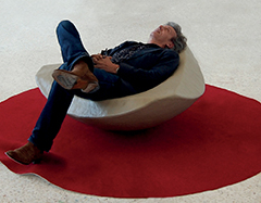 Rocking Stroke, 2010. Résine peinte, Hp exciter, amplificateur, batterie. Pièce sonore réalisée avec l'aide précieuse de Cyprien Parvex-de-Collombey Marchand