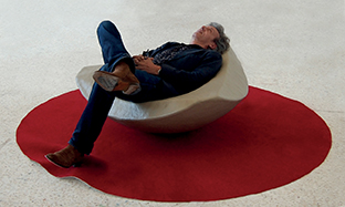 Rocking Stroke, 2010. Résine peinte, Hp exciter, amplificateur, batterie. Pièce sonore réalisée avec l'aide précieuse de Cyprien Parvex-de-Collombey Marchand