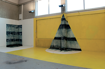 Grotte 1, 2011 Installation in situ - ciment, peinture Dimensions variables (photographie dans l’atelier : H. 3 m, L. 3 m, l. 2 m)