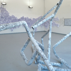 Vue d’ensemble, juin 2011 Installation, tubes PVC, peinture, encre, dimensions variables Bas-relief, papier, encre sur papier, dimensions variables