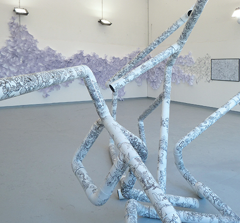 Vue d’ensemble, juin 2011 Installation, tubes PVC, peinture, encre, dimensions variables Bas-relief, papier, encre sur papier, dimensions variables