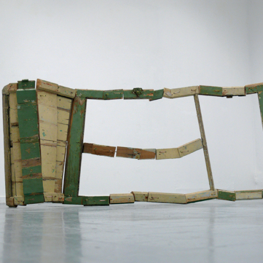 Porte drapeau, 2010, bois, vis, 190 x 70 cm