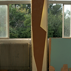 The Watcher, 2013 Chute de chantier, peinture jaune, mur, fenêtre