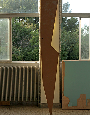 The Watcher, 2013 Chute de chantier, peinture jaune, mur, fenêtre