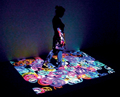 Les voitures s'écoulent comme un courant et les chevaux qui galopent en file ont l'allure d'un dragon. 2010. Installation numérique interactive