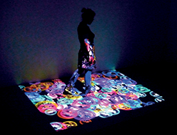 Les voitures s'écoulent comme un courant et les chevaux qui galopent en file ont l'allure d'un dragon. 2010. Installation numérique interactive