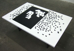 Work in progress - 2002 sculpture, puzzle 500 pièces, table basse vue de l'exposition After Party organisée par Pedro Morais et l'ESBAM à la Friche la Belle de Mai en 2006