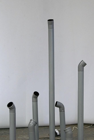 Les observateurs, 2008 tuyaux en plastique, moteurs, h : env. 190 cm, env. 1kg/pièce