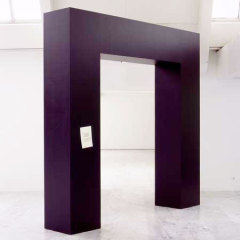 Porte spatio temporelle en panne, 2001, Bois, peinture, 240 x 240 x 60 cm, Courtesy Galerie G.-P. & N. Vallois, Paris, France