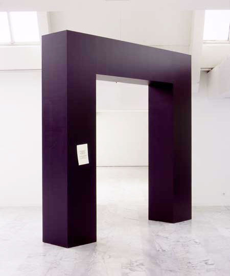 Porte spatio temporelle en panne, 2001, Bois, peinture, 240 x 240 x 60 cm, Courtesy Galerie G.-P. & N. Vallois, Paris, France