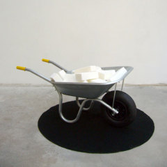Sans titre - 2006 brouette, 50 kilos de sucre en briques, moquette