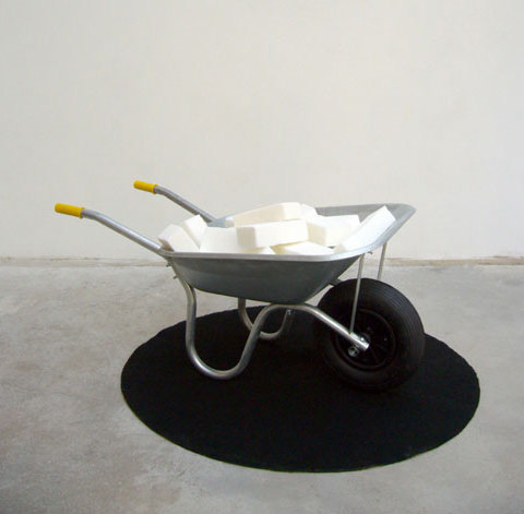 Sans titre - 2006 brouette, 50 kilos de sucre en briques, moquette