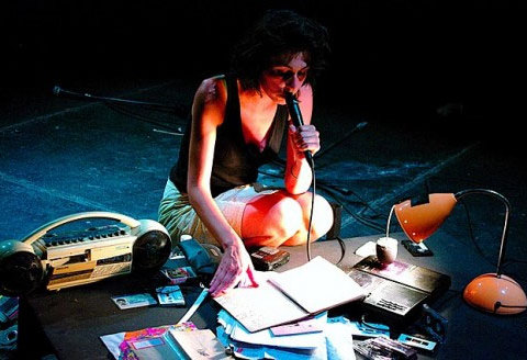 Emy Chauveau - performance au festival Variable(s) en 2010