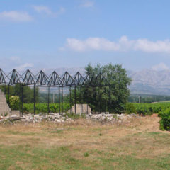 Phénix, 2009 Structure de Bois brulée montée sur un hangar en ruine Construction réalisée en résidence au Mas de Cadenet en juin 2009, production Voyons Voir