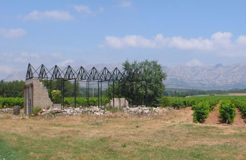 Phénix, 2009 Structure de Bois brulée montée sur un hangar en ruine Construction réalisée en résidence au Mas de Cadenet en juin 2009, production Voyons Voir