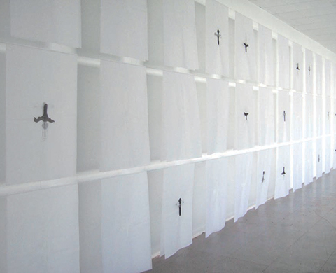 Élevage de culture / 2008 / 36 sérigraphies sur papier de soie / 65 x 100 cm chacune, dimension totale de l’installation : 280 x 1500 x 30 cm