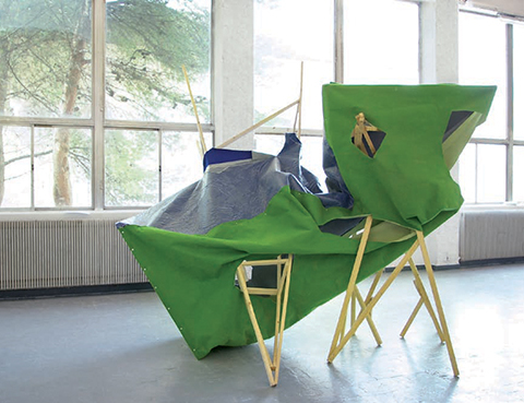 Sous la manche / 2008 / bois et moquette / 250x250x200cm