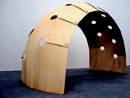 Corolla doma / 2008 / dôme en contreplaqué (ep. 3 mm) / diamètre 380 cm, hauteur 200 cm / structure entièrement démontable composée de modules en bois assemblés avec des écrous