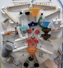 Le Billophone - instrument visuel et sonore / 2008 / bois, billes, tuyaux, entonnoirs, sonnettes... / 200 x 100 x 100 cm