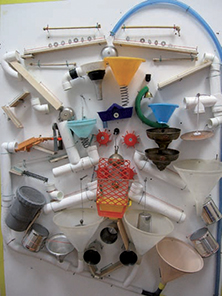 Le Billophone - instrument visuel et sonore / 2008 / bois, billes, tuyaux, entonnoirs, sonnettes... / 200 x 100 x 100 cm