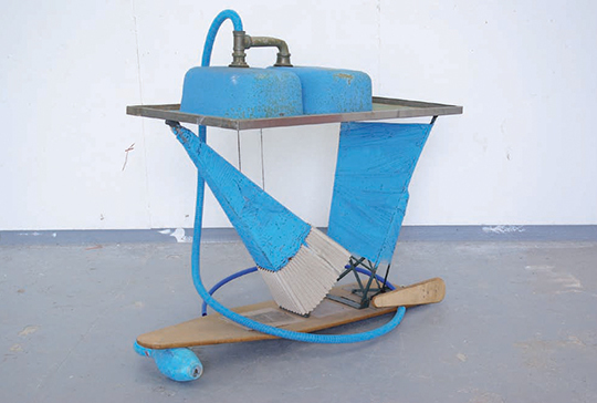 La routine / 2007 / table de repassage, filtre de respirateur, lavabo, film plastique, couleur bleue / 130 x 120 cm