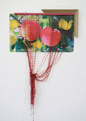 La routine / 2007 / table de repassage, filtre de respirateur, lavabo, film plastique, couleur bleue / 130 x 120 cm