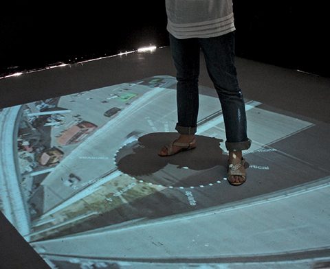 Modélisation intuitive de la ville 2.0 / 2008 / ordinateur, vidéoprojecteur, miroir de 1m2, filter vis-cut, lumière IR / vidéo projection au sol de 280 x 350 cm
