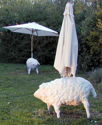 Parasol 2003 Béton armé et parasol, 150 x 210 cm Vue partielle de l'installation Photographie L.D.