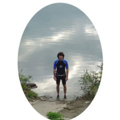 Projet : Œ - 2005 Photographie/vidéo numériques, travail en cours. Le projet Œ est une manière de se percevoir à travers l’autre. Les personnes qui participent à ce projet me prêtent leur vêtements favoris, sous-vêtements compris, et me photographient et filment dans leur environnement favoris.