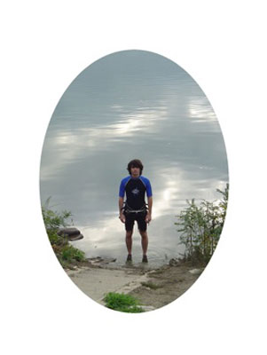 Projet : Œ - 2005 Photographie/vidéo numériques, travail en cours. Le projet Œ est une manière de se percevoir à travers l’autre. Les personnes qui participent à ce projet me prêtent leur vêtements favoris, sous-vêtements compris, et me photographient et filment dans leur environnement favoris.