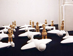 Bise, 1996 Matériaux composites peints, hauteur environ 60 cm Vue de l’exposition à la Galerie Athanor Photographie Jean Christophe Lett