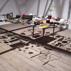 La collectione y la alfombra voladora ; Est-ce qu’une table volante peut voler ? 2003 Vues de l’exposition au MAM, Muséo de Arte Moderno, Castro, Chili Photographie Antje Poppinga