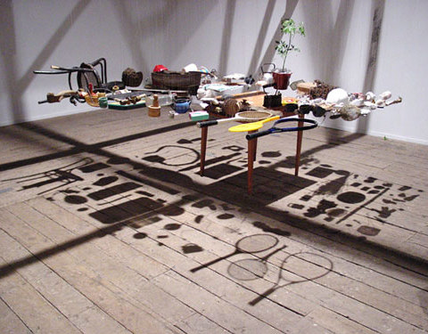 La collectione y la alfombra voladora ; Est-ce qu’une table volante peut voler ? 2003 Vues de l’exposition au MAM, Muséo de Arte Moderno, Castro, Chili Photographie Antje Poppinga