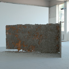 Sans titre, 2012 Béton, treillis soudés, fibre de verre, sulfate de fer, environ 1,25 x 2 x 1 m