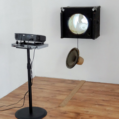 Sans titre, 2013 Constitué d’un haut-parleur et d’un caisson d’enceinte détériorés, à l’intérieur duquel est projeté une vidéo, ce travail tente de mettre en avant certains jeux d’allers-retours absurdes entre intériorité et extériorité, présence physique et représentation, son et absence de son. Ces mécanismes, ces allers-retours absurdes participent à un certain détournement, ils proposent un regard autre sur ces objets et matériaux de diffusion sonore. Ils sont des moyens, des instruments vers la mise en place d’une certaine musique à travers laquelle peut se révéler et dont peut « faire partie » la plasticité de l’objet.