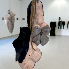 Prothèses de survie I, 2012 Bois, cuir, clous, métal. Portés aux pieds de la Chasseuse lors de ses expéditions en forêt