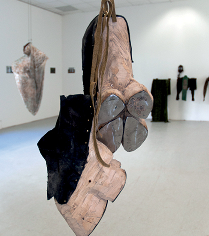 Prothèse de survie II, 2012 Bois, métal, corde, tissus, terre. Outil utilisé par la Chasseuse lors de la traversée attendant un prochain voyage, il est posé sur son appui