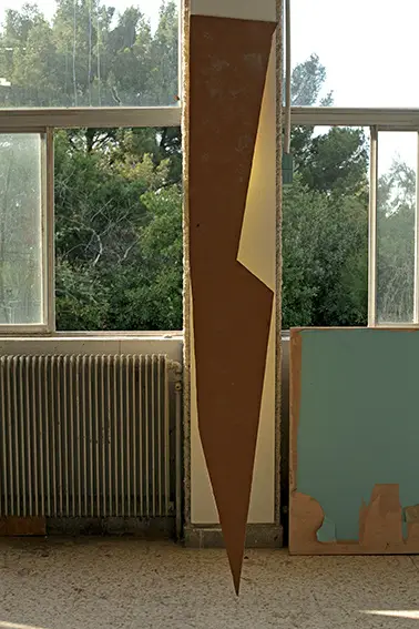 The Watcher, 2013 Chute de chantier, peinture jaune, mur, fenêtre