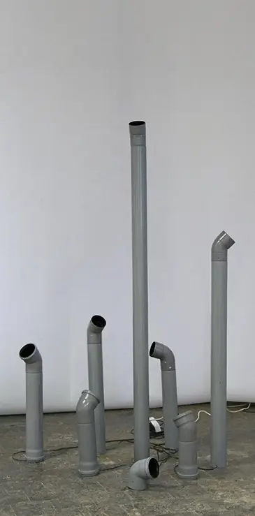 Les observateurs, 2008 tuyaux en plastique, moteurs, h : env. 190 cm, env. 1kg/pièce
