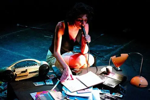 Emy Chauveau - performance au festival Variable(s) en 2010