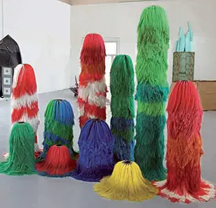 Hairspray queen, rouleaux de lavage, dimensions variables, 2006