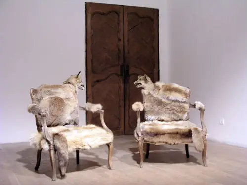 Le complot, 2005 Fauteuils de conversation Louis XV, renards naturalisés fourrures, 250 x 90 cm