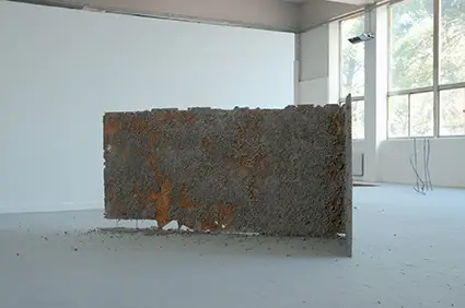 Sans titre, 2012 Béton, treillis soudés, fibre de verre, sulfate de fer, environ 1,25 x 2 x 1 m